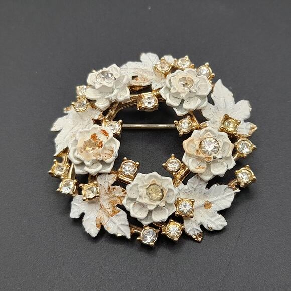 Vintage 1950 Wreath Brooch, White Enamel, Clear Rhinestones, Gold Tone, 1 7/8 In - Picture 8 of 8